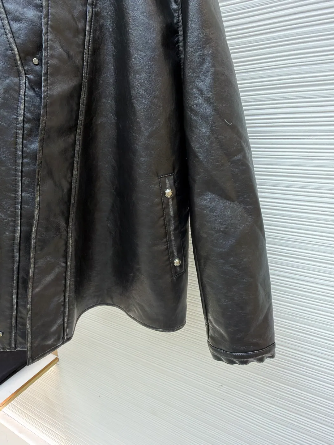 LOUIS VUITTON Four-corner v-neck zipper leather jacket ●Original version: Purchased and developed by 52954 ●Item number: 1681308-C95 ●Fabric: leather fabric ●Technology: made on positioning cutting machine ●Color: black ●Version: fitted version ●Weight: about 1105 grams ●Size: 46-48-50-52 ●Description: Exclusive high-end version! The v-neck cut is really nice. The zipper is a custom-made puller. The texture is immediately visible. The loose fit is super slimming on the upper body and is very tolerant to the body shape. In this season, this jacket is a versatile item that needs no introduction. It is cool and sassy. It is a must-have for fashionable streetwear! The upper body is very handsome. The custom-made soft leather fabric and the craftsmanship details are perfect. It is really easy to wear ~ Highly recommended! The overall wiring is straight and delicate, the fabric is comfortable and soft, and the color is consistent without color difference. It can be matched with the same style to create a fashionable look and control various occasions. Customized accessories, complete with three standards, same style for men and women!